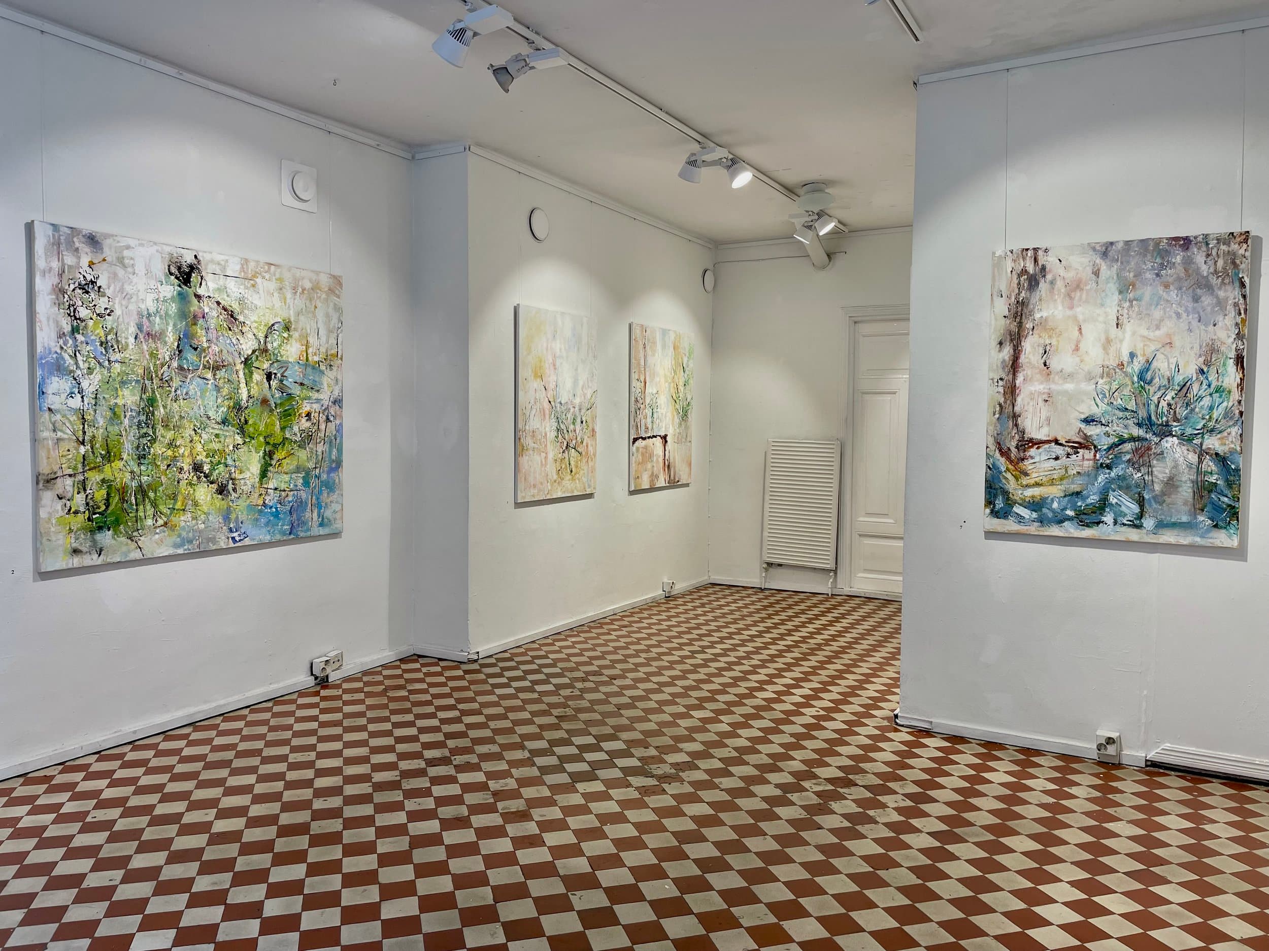 Anna Aalto paintings installed at Galleria Kalleria