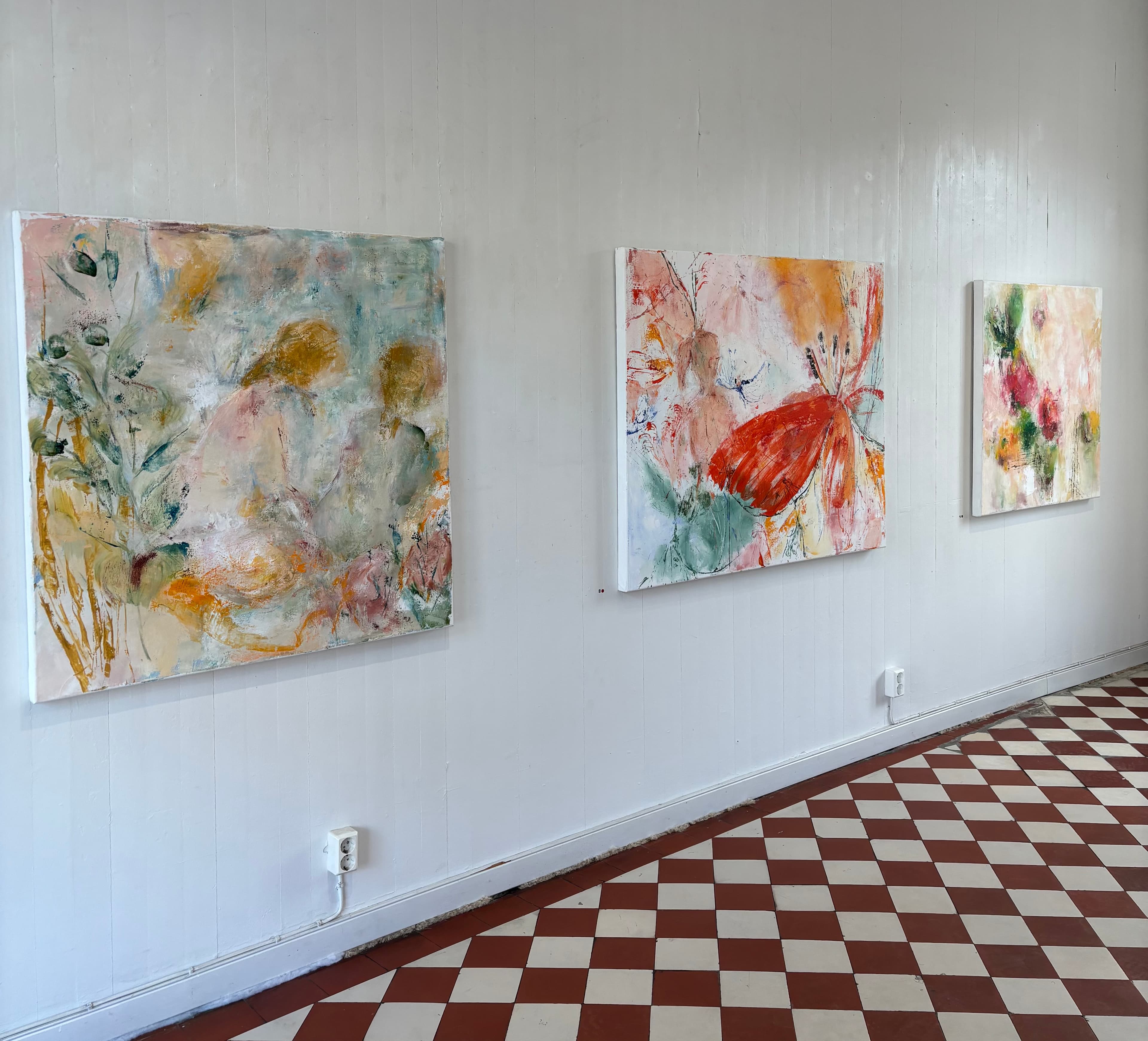 Anna Aalto paintings installed at Galleria Maari